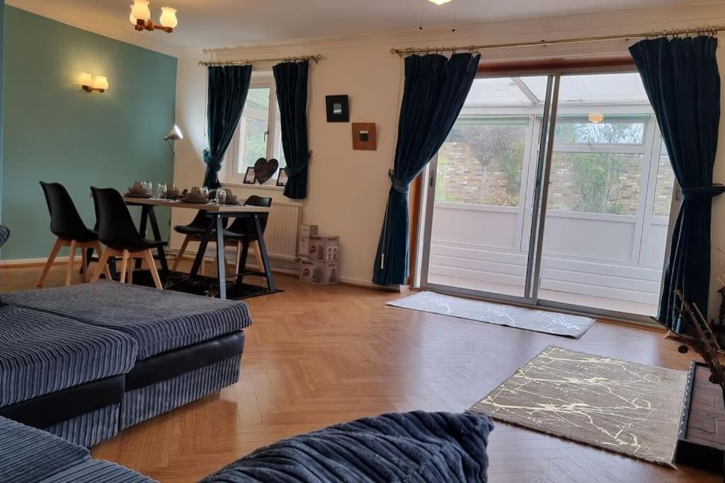 Spacious 2 Bed Bungalow Enfield Exteriör bild
