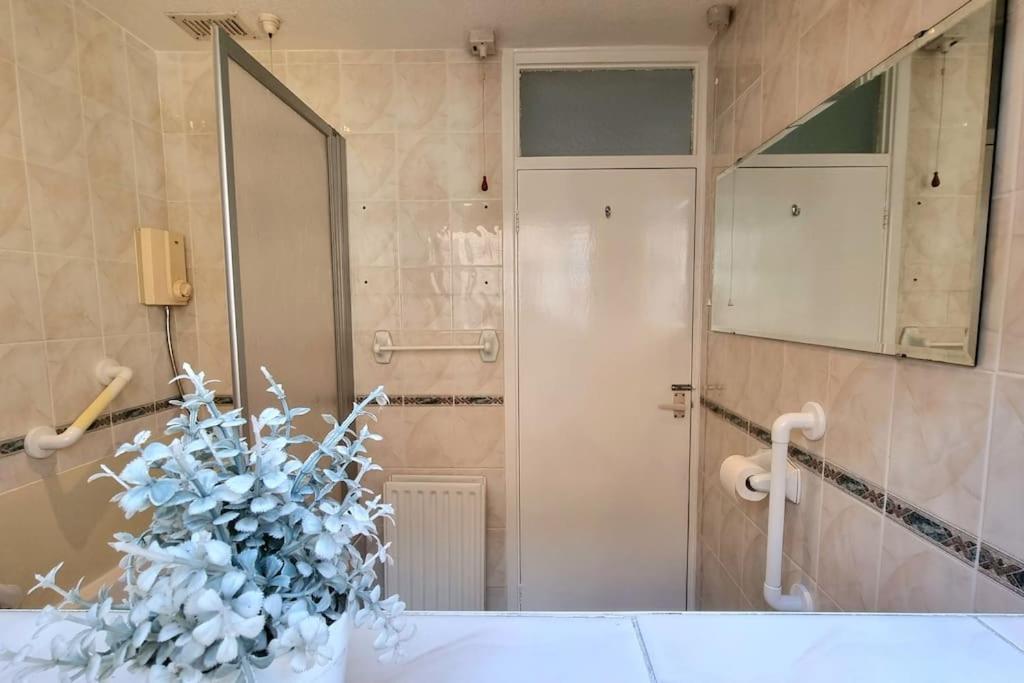 Spacious 2 Bed Bungalow Enfield Exteriör bild