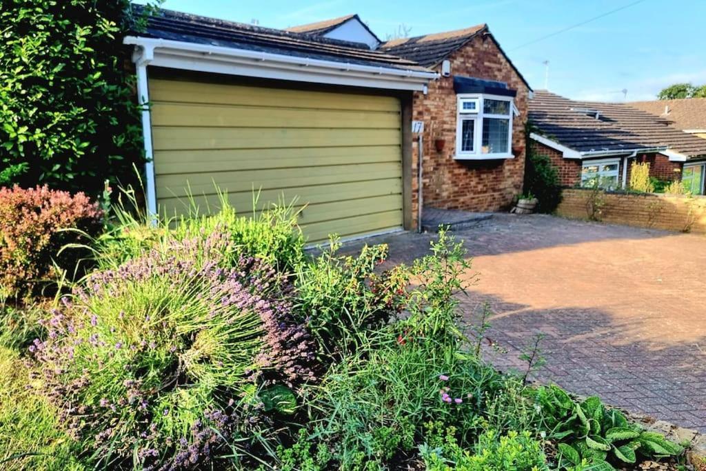 Spacious 2 Bed Bungalow Enfield Exteriör bild